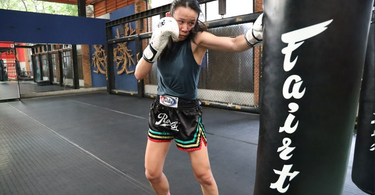 How to Build a Boxing Bag Routine That Mimics a Real Muay Thai Fight