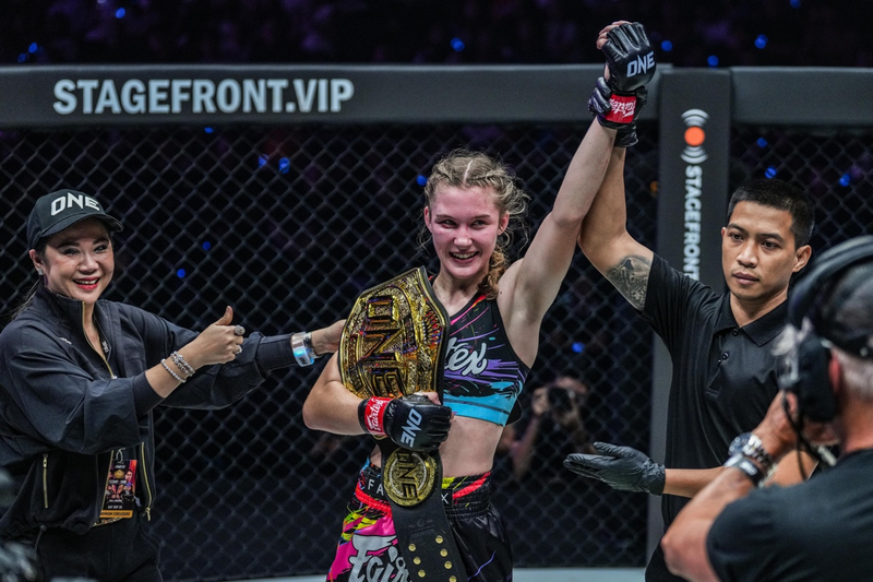 Smilla Sundell Defends Strawweight Title